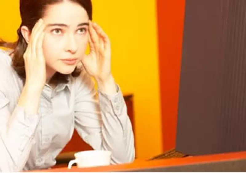 Las empresas deben adaptar los sitios de trabajo y las exigencias laborales para prevenir padecimientos. (Foto: Jupiter Images)