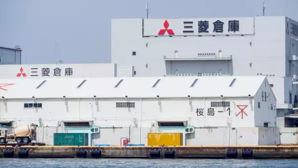 (vista del almacén Mitsubishi Sakurajima junto a un puerto en la bahía de Osaka)