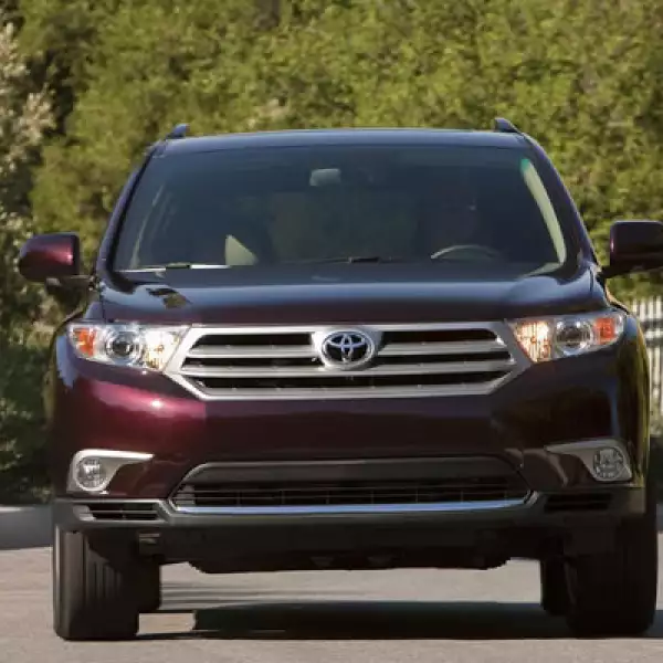 Todas las versiones cuentan con bolsas de aire de rodillas en el asiento del conductor. Cambia también la disposición y conexión de los sensores del resto de las bolsas de aire para incrementar el nivel de protección en impactos laterales.