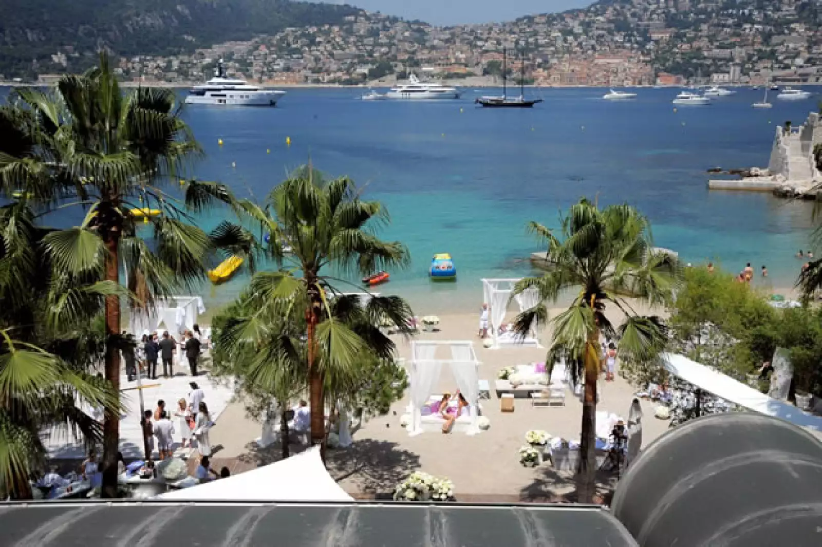 Muchos de los invitados llegaron al lugar en vuelos privados procedentes de todo Europa y Estados Unidos.