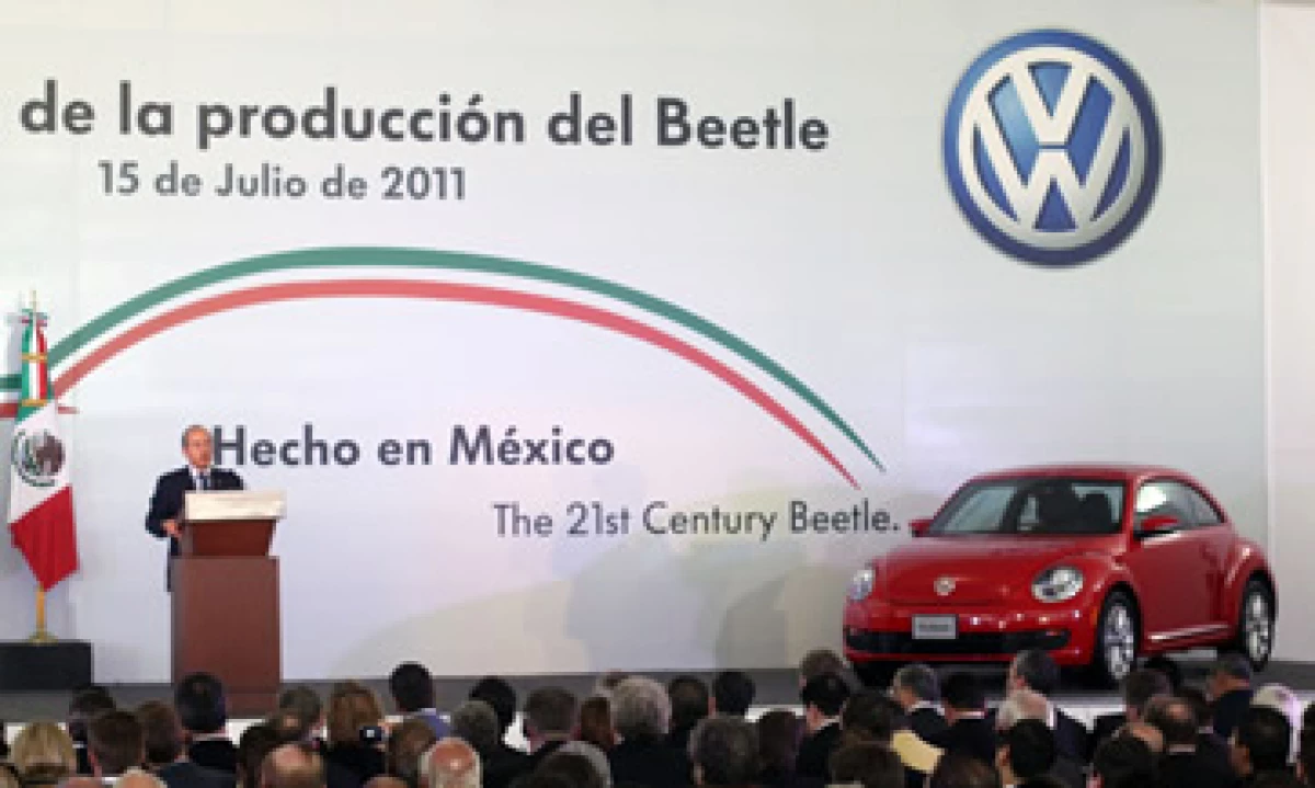 El presidente Felipe Calderón aseguró que la producción de Beetle en México creará 2,000 empleos. (Foto: Notimex)