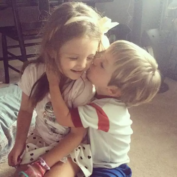 Adorable y coqueto, Bruno, uno de los triates de Inés Gómez Mont le robó un beso a esta pequeña.