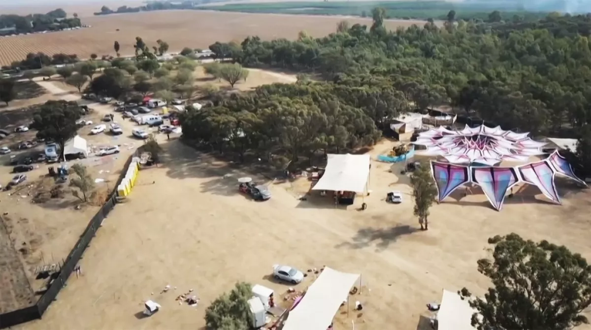 Una captura tomada de un video de UGC publicado en el canal de Telegram "South First Responders" el 9 de octubre de 2023, muestra las secuelas de un ataque al Festival de Música Supernova por militantes palestinos, cerca de Kibbutz Reim en el desierto de Negev en el sur de Israel el 8 de octubre.