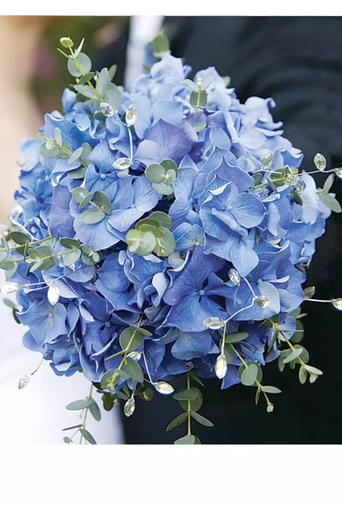 Las flores de color azul también lucen orignales y lucen muy lindas cuando se combinan con la decoración del lugar.