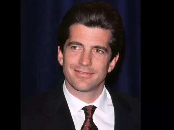 John F.Kennedy Jr. o John John, fue un abogado, periodista y editor estadounidense. Hijo del presidente John F. Kennedy. JFK Jr. murió el 16 de julio de 1999 a los 38 años en un accidente de avión.