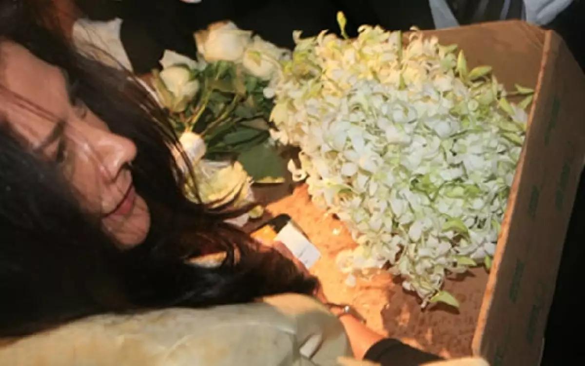 Edith no llevaba los ramos de novia para que no fueran maltratados debido a los reporteros que se arremolinaron en la entrada de la iglesia.