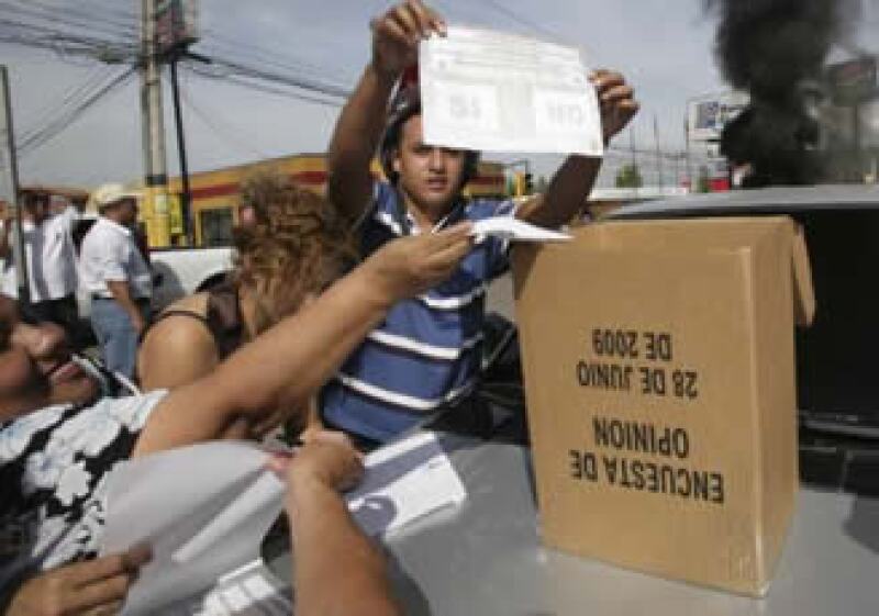 La insistencia de Zelaya por realizar una consulta para reelegirse le valió la expulsión de Honduras. (Foto: Reuters)