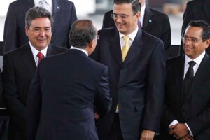 El presidente Felipe Calderón y el jefe de Gobierno del DF, Marcelo Ebrard, se dieron la mano durante el informe.
