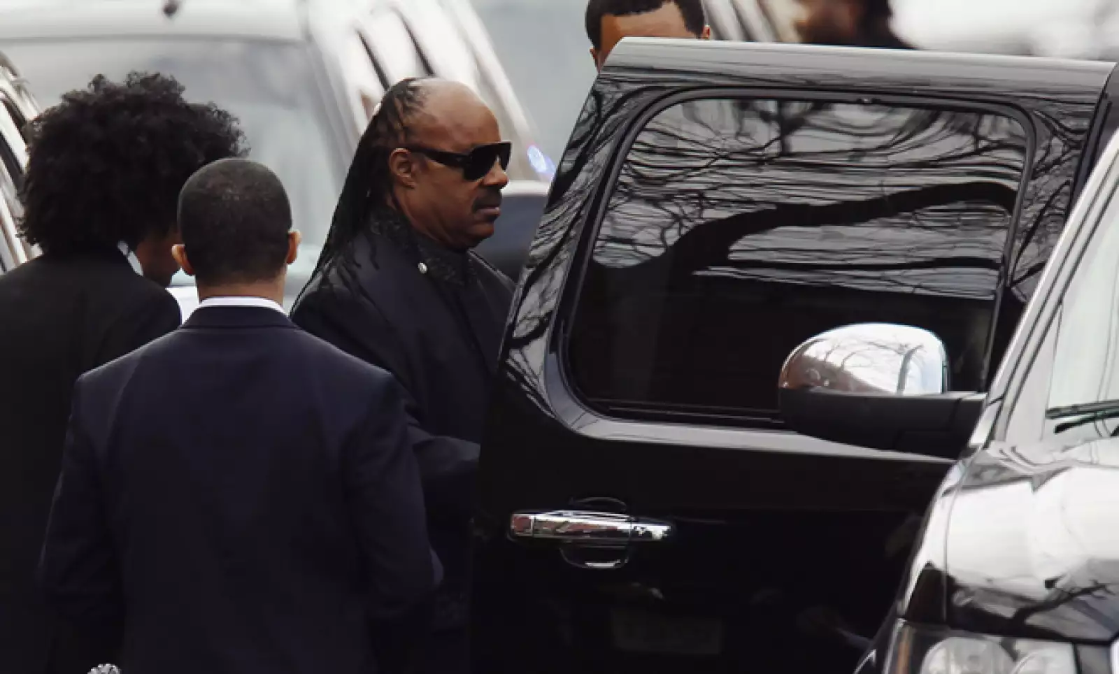 Los invitados a la ceremonia se mecían al ritmo del coro de música gospel en la atestada Iglesia Bautista Nueva Esperanza, donde Houston cantaba cuando era una niña. Steve Wonder (foto) fue uno de los asistentes.