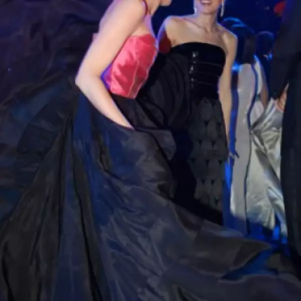 Carlotta no perdió oportunidad para ir a dar unos pasos a la pista de baile.