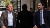 Emilio Azcárraga Jean y Amaury Vergara aparecen a los lados de Valentín Diez Morodo que aparece sombreado, en una composición relacionada con el futbol mexicano.
