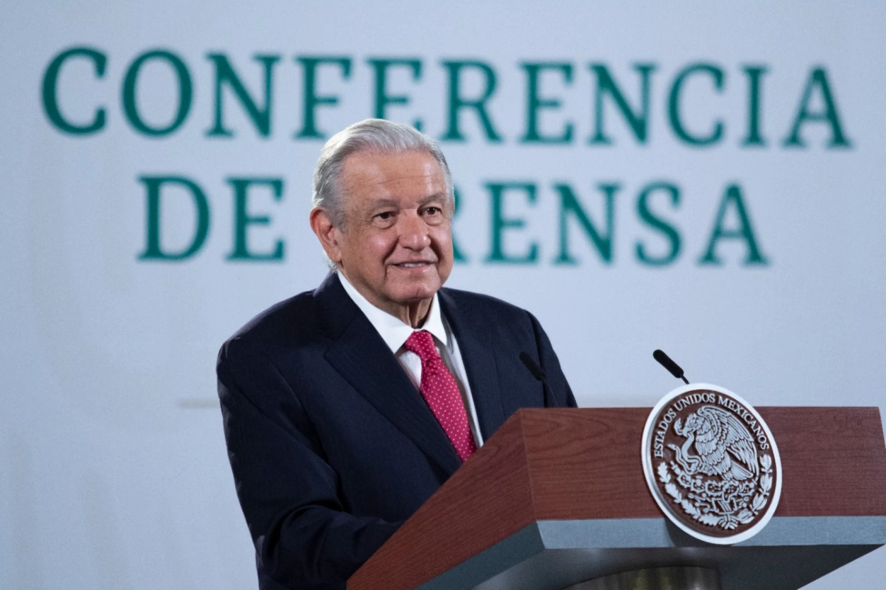 AMLO se deslinda de la carta compromiso de la SEP y dice que no es obligatoria