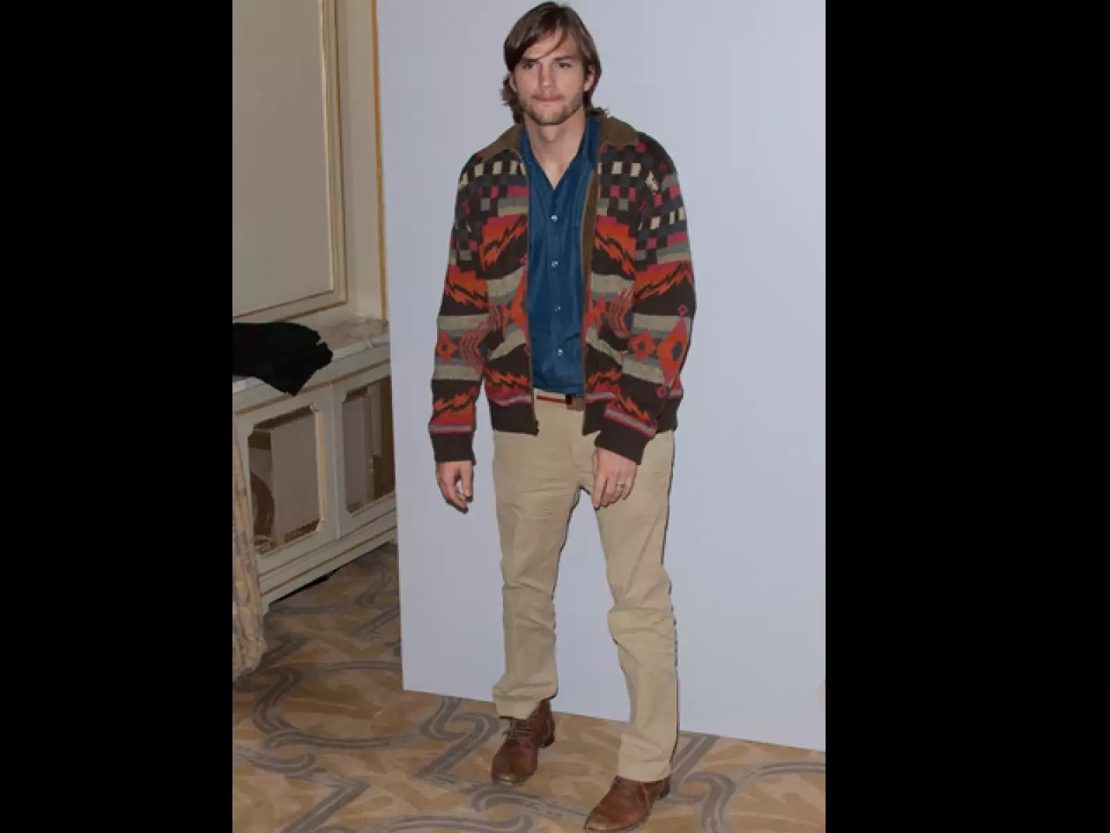 Ashton, no por ser guapo puedes vestirte así. ¡¿Qué trae puesto?!