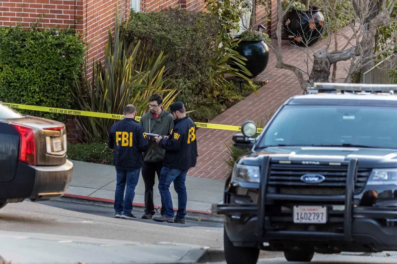 Agente del FBI trabajan fuera de la casa de la Presidenta de la Cárama de Representantes de Estados Unidos, Nancy Pelosi, en San Francisco California. 