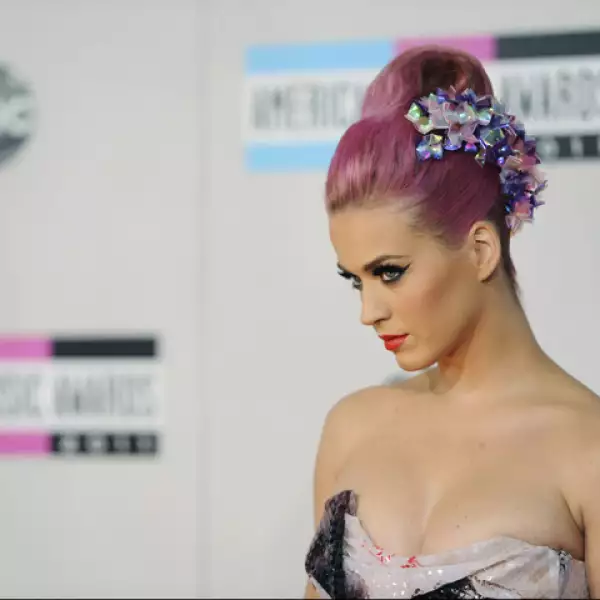 La intérprete de Firework lució radiante con un vestido strapless, con detalles orientales.