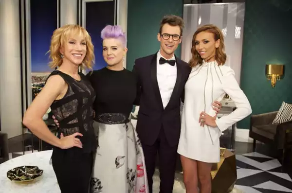 Los conductores del programa se vistieron de gala para el especial del Oscar de Fashion Police.