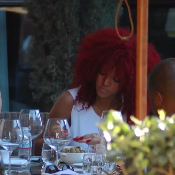 Rihanna aprovechó para comer con sus amigos en Beverly Hills.