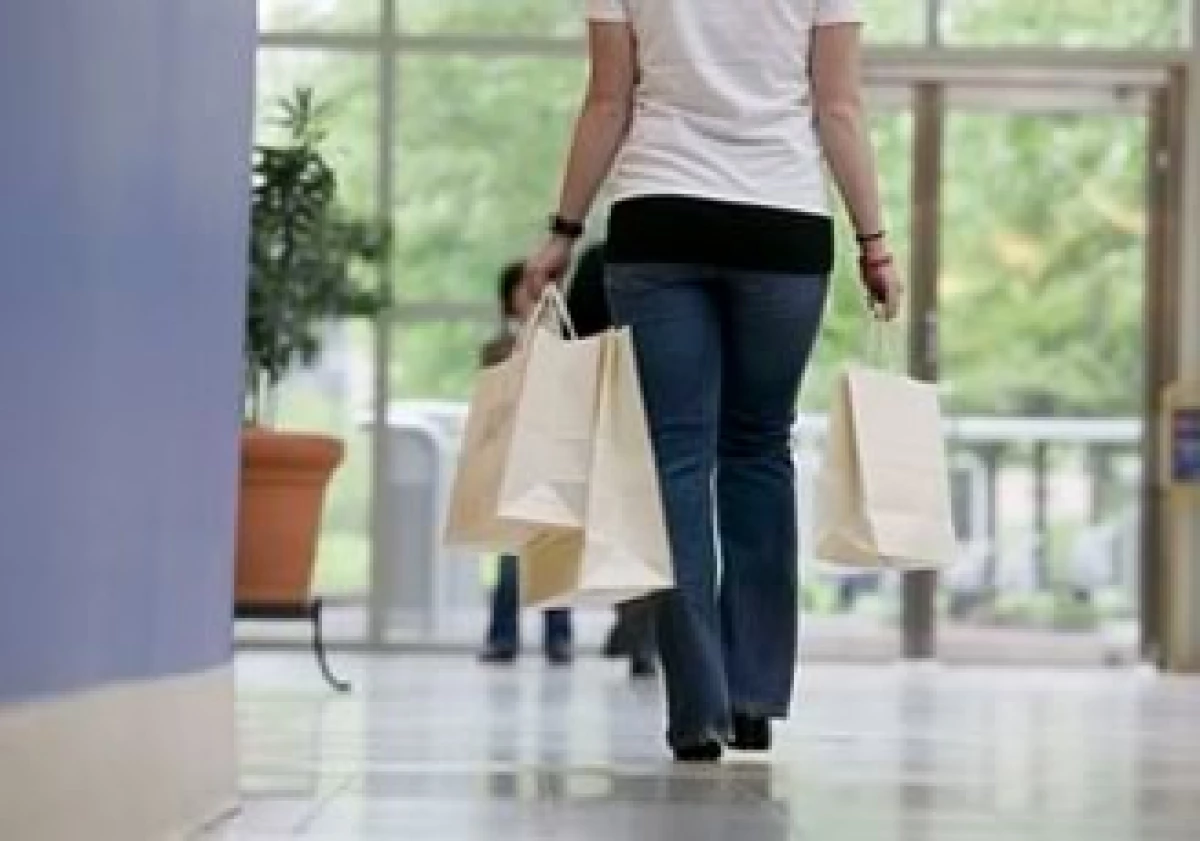 Los negocios establecidos en los corredores de los centros comerciales te permiten explorar el sector sin gastar en un local fijo. (Foto: Jupiter Images)