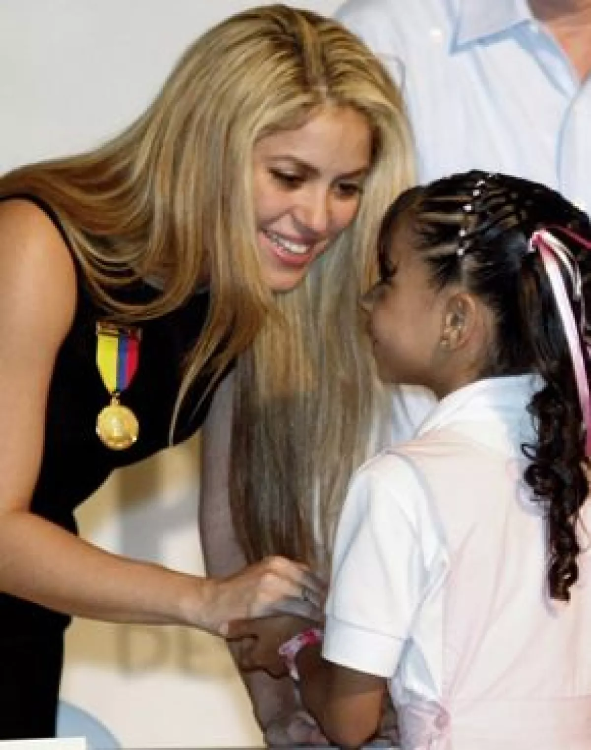 La cantante colombiana está feliz tras normalizarse las clases en el colegio que construyó, luego del problema ocasionado por la falta de maestros.