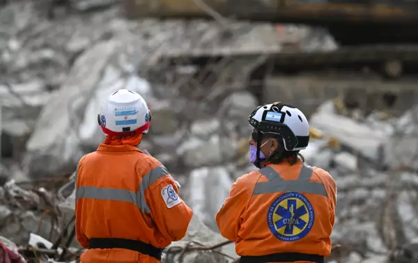 Miembros del equipo de búsqueda y rescate de Argentina revisan las ruinas de edificios derrumbados en Punta Tanaguanera, La Guaira, Venezuela, el 21 de julio de 2026, casi un mes después de los terremotos del 24 de junio.