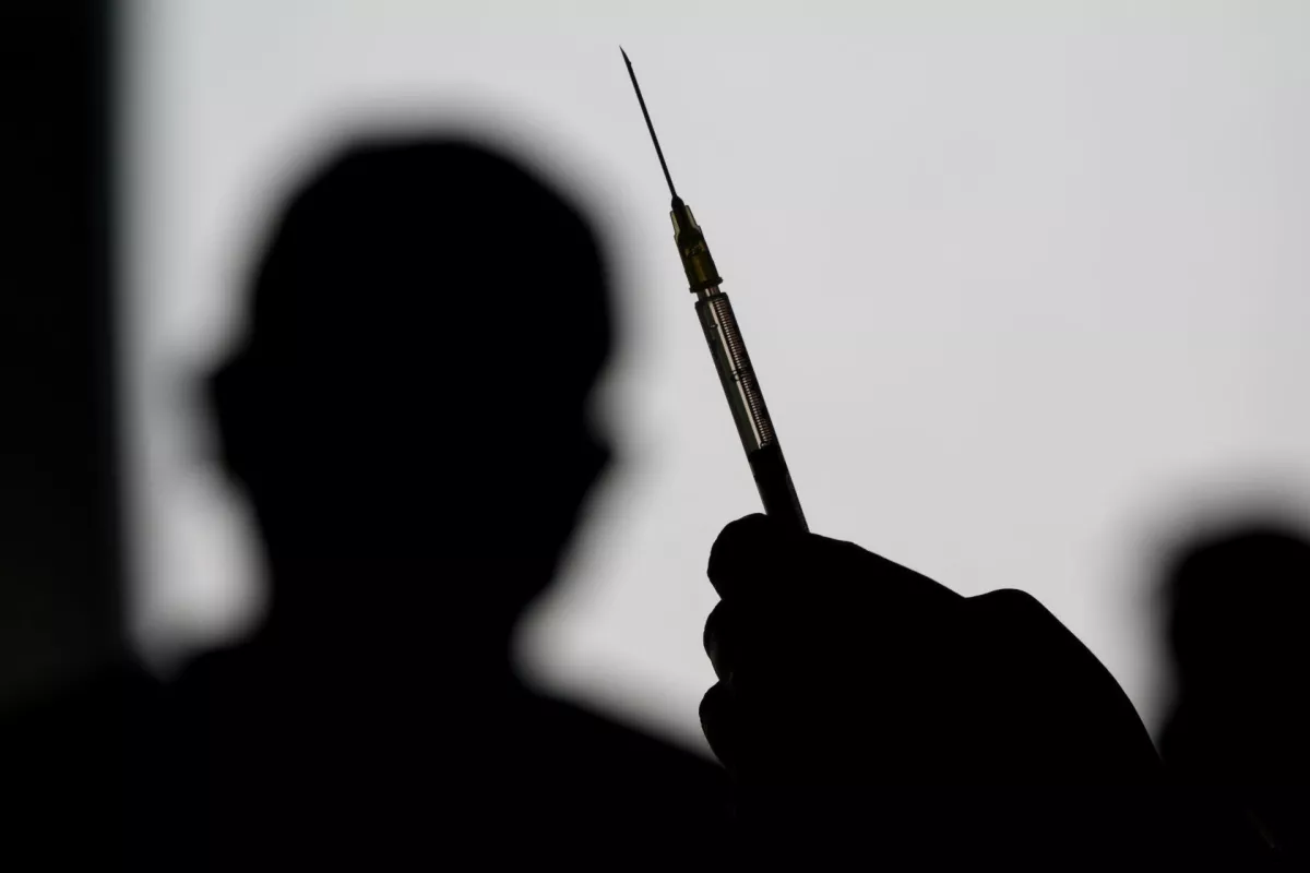 Una enfermera prepara una dosis de Sputnik V contra Covid-19 en el módulo de vacunación de la UAM Iztapalapa