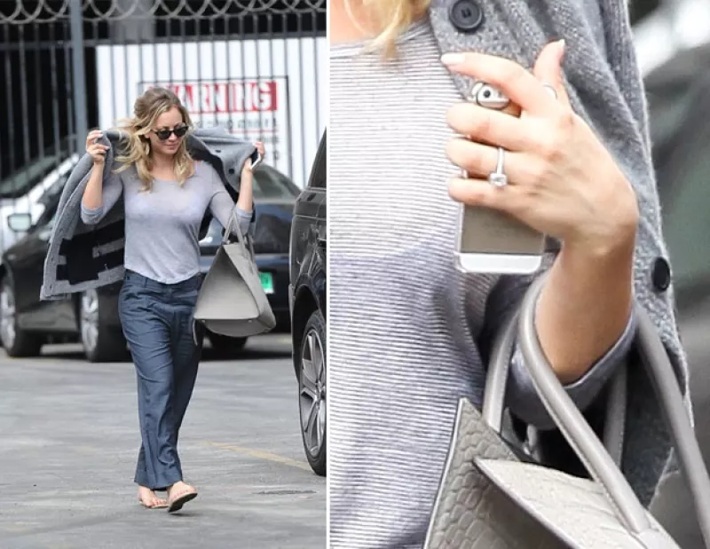 La actriz fue captada ayer en Los Ángeles donde vestía de forma casual pero sin duda su nuevo accesorio fue el que se llevó las miradas, aunque éste podría ser parte del personaje de una película.