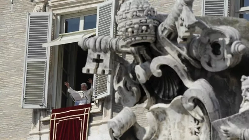benedicto se dirige a los fieles durante el angelus