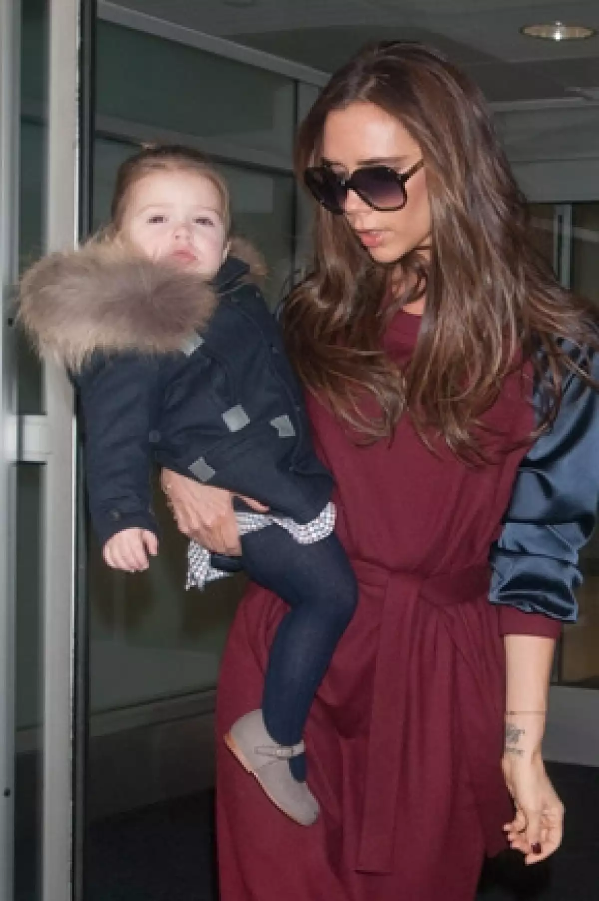 Una vez más Victoria Beckham llevó a su hija a la Semana de la Moda de Nueva York, y justo como el año pasado, le tomó una foto a su hermosa hija mientras caminaba por el escenario de su desfile.
