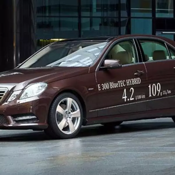 La firma alemana presentó la versión eléctrica de su modelo Clase E Hybrid, que ofrece un alto rendimiento sin contaminar al medio ambiente.