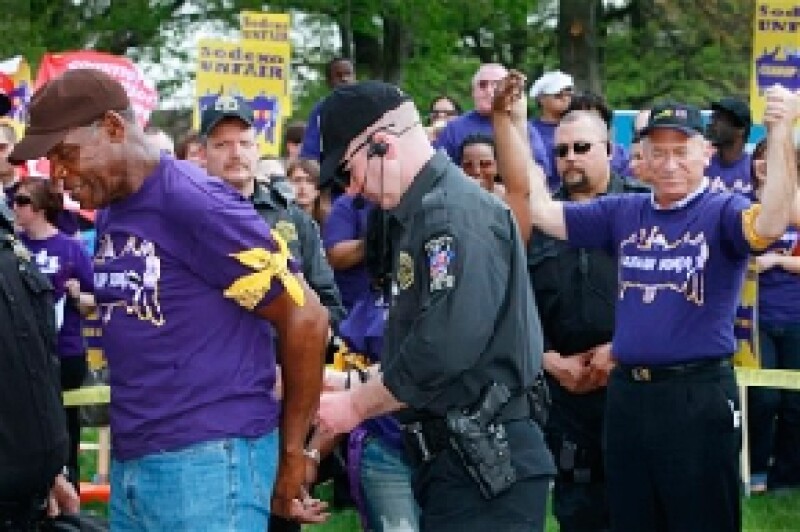 El actor y otras 11 personas fueron detenidas durante una protesta sindical en la sede de la empresa alimenticia Sodexo de Maryland en Gaithersburg.