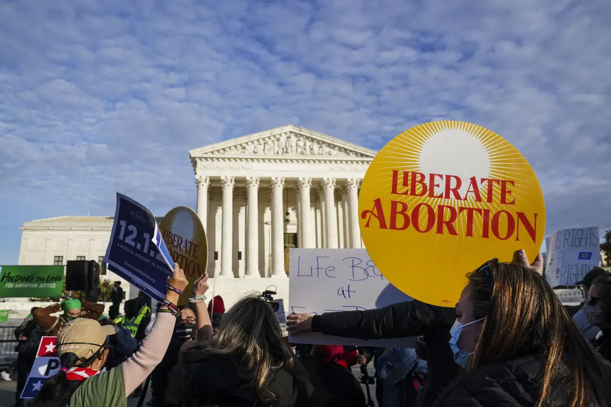  Corte Suprema de EU permite a tribunales federales impugnar ley sobre el aborto de Texas.
			
