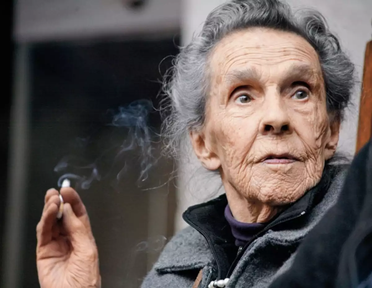 La artista surrealista de 94 años de edad, falleció ayer por la noche a causa de una neumonía.