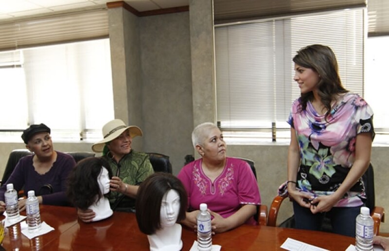 Entregando pelucas a mujeres con cáncer.