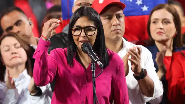 El presidente interino de Venezuela, Delcy Rodríguez, pronuncia un discurso tras la aprobación de la Reforma de la Ley Orgánica sobre Hidrocarburos fuera del Palacio Presidencial de Miraflores en Caracas el 29 de enero de 2026.