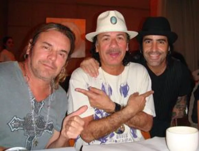 La noche del lunes, el músico tapatío se reunió con Fher Olvera y Alex González en el restaurante De Santos, donde recordaron la gira que hicieron juntos en 1999.