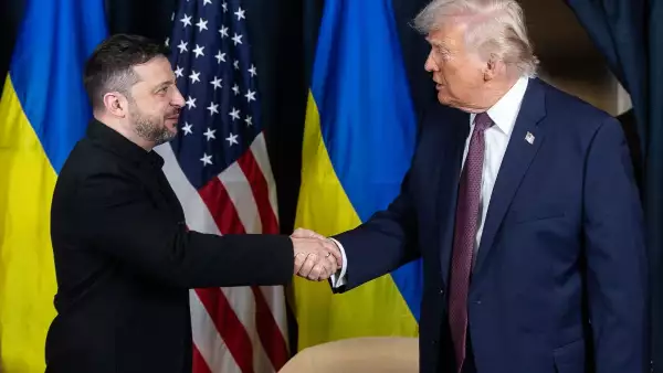 Una foto obtenida de la cuenta X de Volodymyr Zelensky el 22 de enero de 2026, muestra al presidente de Ucrania, Volodymyr Zelensky (Izquierda) y al presidente de los Estados Unidos, Donald Trump, dándose la mano durante su reunión bilateral al margen de la reunión anual del Foro Económico Mundial (FM) en Davos.