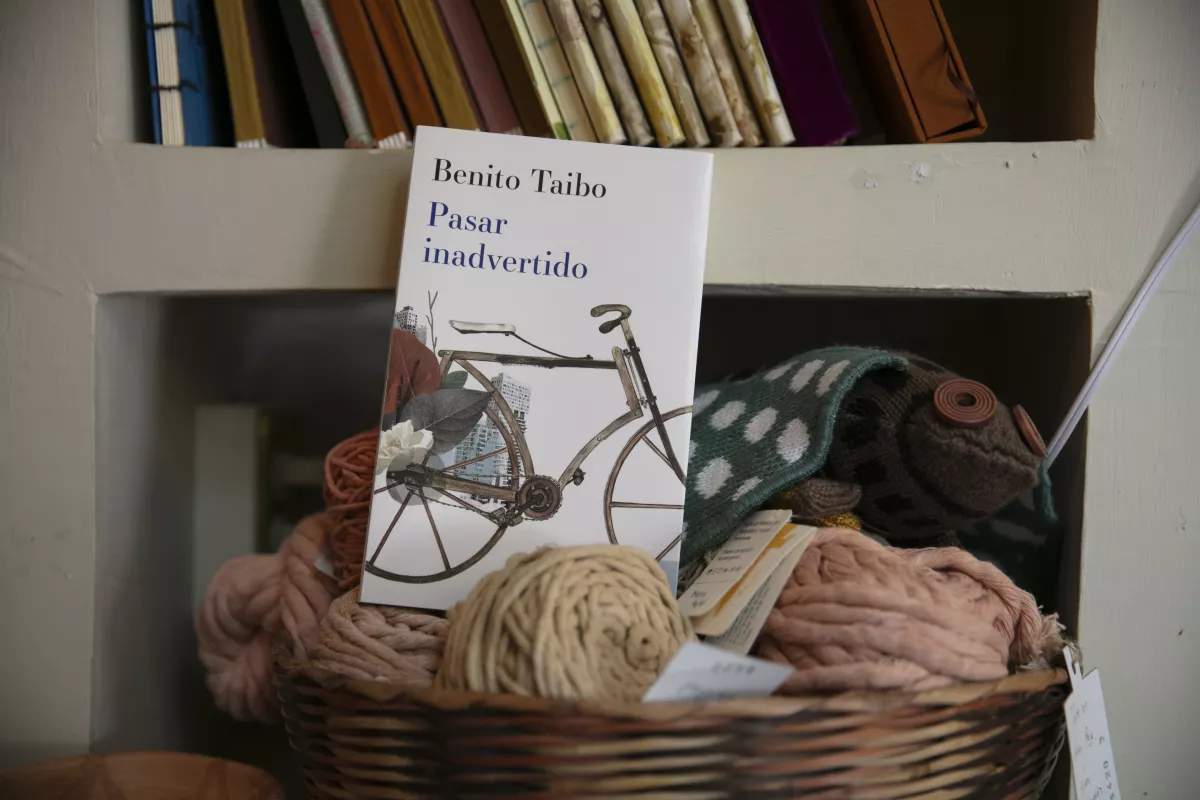 Pasar inadvertido de Benito Taibo editado por Lumen.  