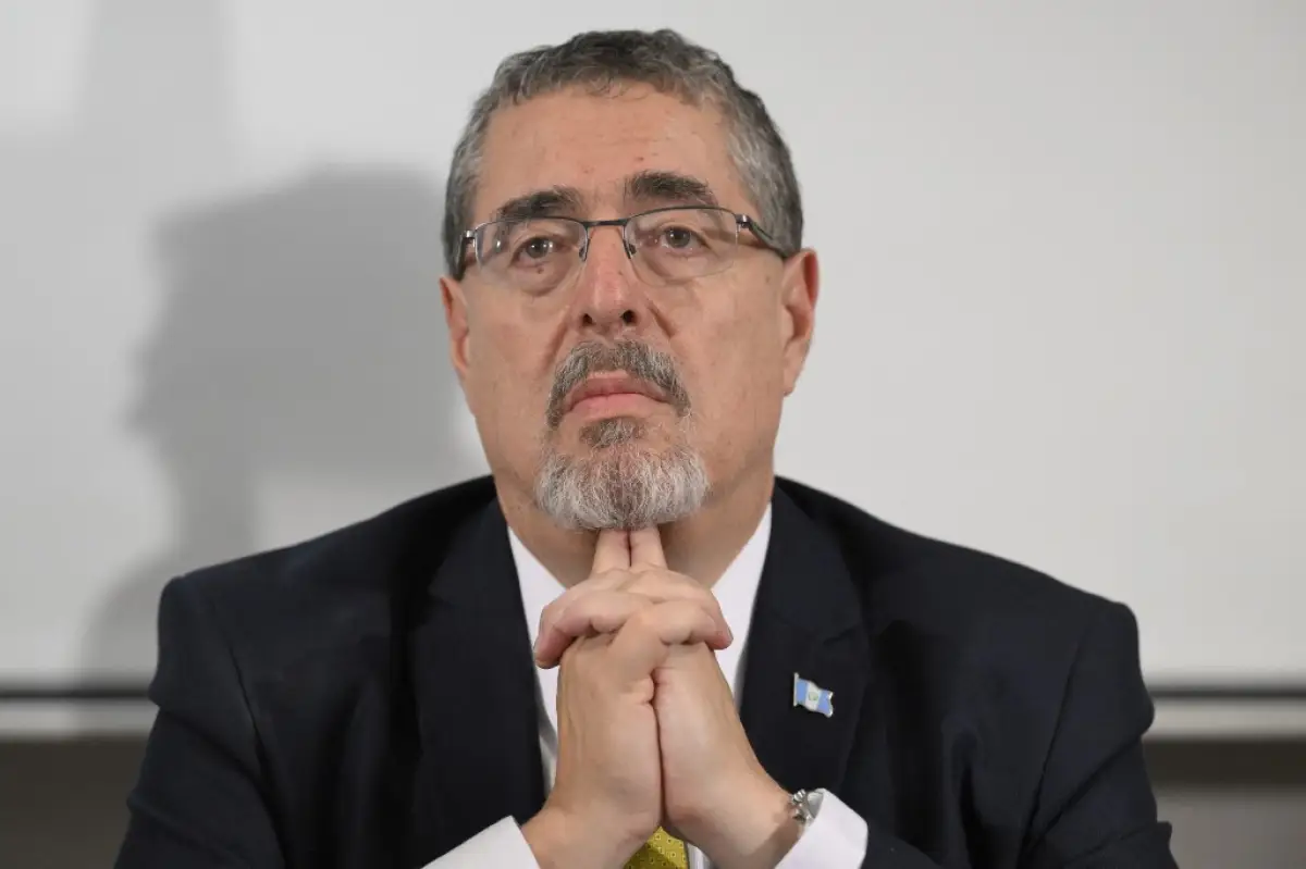 El candidato presidencial guatemalteco para el partido Semilla, Bernardo Arevalo, habla durante una conferencia de prensa antes de celebrar los resultados de la segunda vuelta presidencial en su sede en la Ciudad de Guatemala, el 20 de agosto de 2023. El sorprendente favorito Bernardo Arevalo fue llevado a la victoria en las elecciones presidenciales de Guatemala el domingo, con su mensaje anticorrupción disparando a los votantes cansados. (Foto de Luis ACOSTA / AFP)