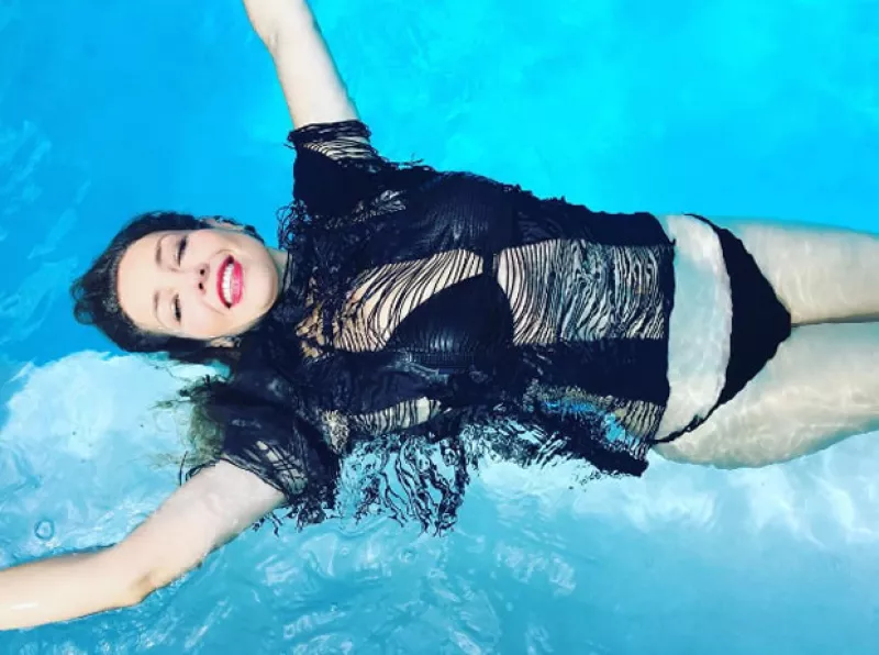 En su casa de Los Hamptons en Nueva York, acompañada por su mejor amiga Lili Estefan