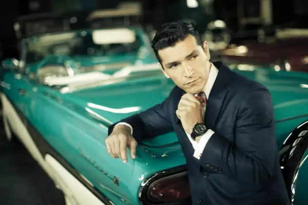 MODA: Saco Brooks Brothers / Pantalón de lana Salvatore Ferragamo / Moño Brooks Brothers / Reloj Bomberg / Cinturón Salvatore Ferragamo / Zapatos Louis Vuitton / Automóvil: Fair Lane 1958