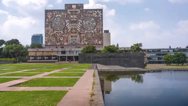 Biblioteca central de la Universidad Autónoma Nacional de México ubicada en la Ciudad Universitaria.