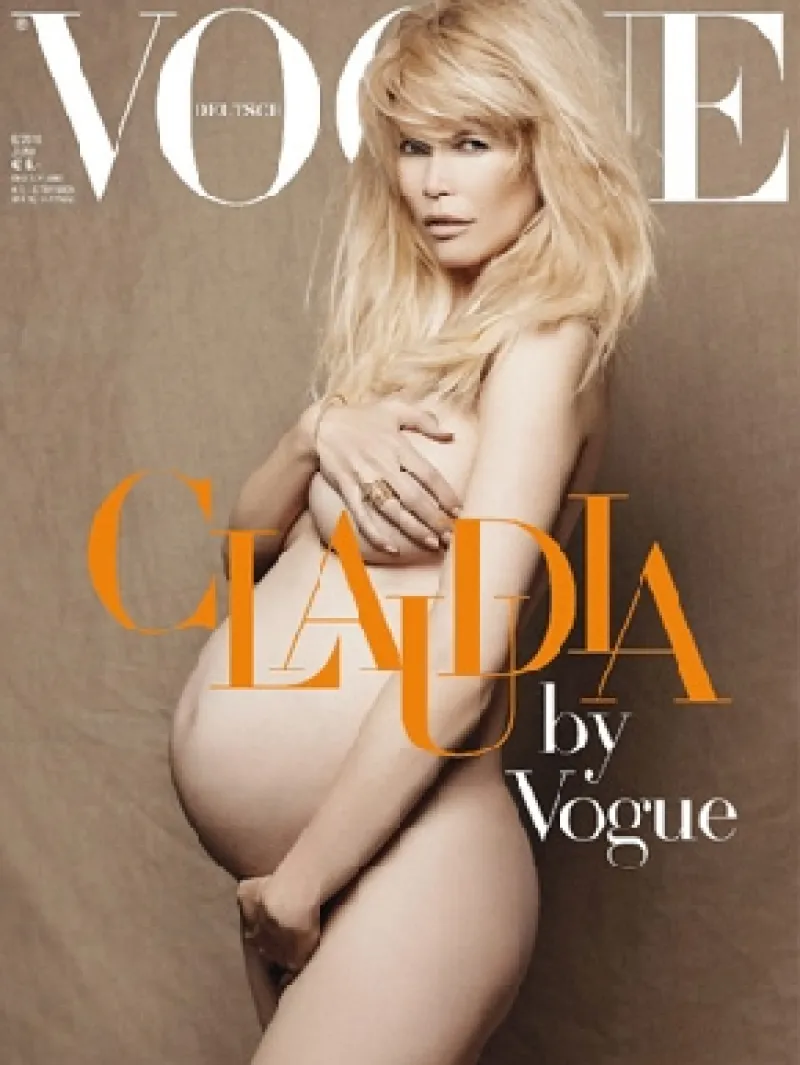 A pocos días de dar a luz a su tercer hijo, la modelo aparece en la portada de una revista cubriéndose sólo los pechos con una de sus manos.