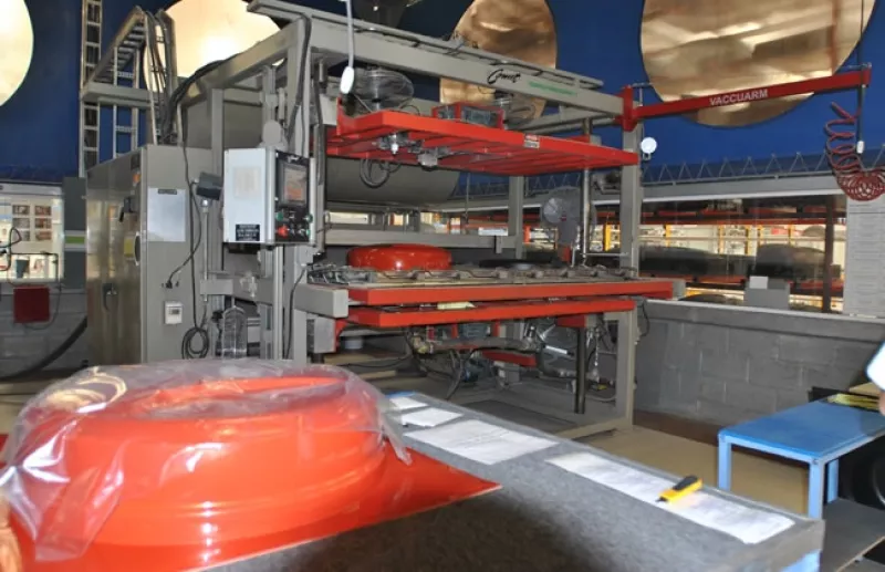 Las cubiertas de la 5� llanta se fabrican en un proceso de termoformado