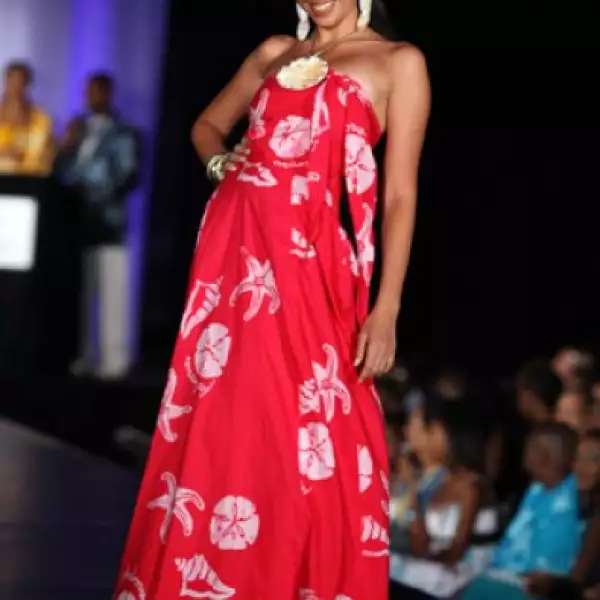 Elham Wagdi, de Egipto, no dejó ver mucha piel con este vestido estraples. Un sombrero rojo con plumas fue el detalle más llamativo.