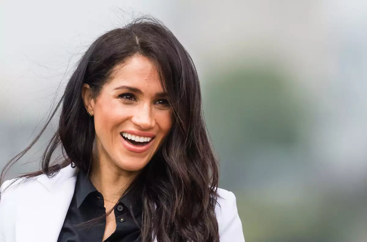 Meghan Markle acaricia su baby bump
