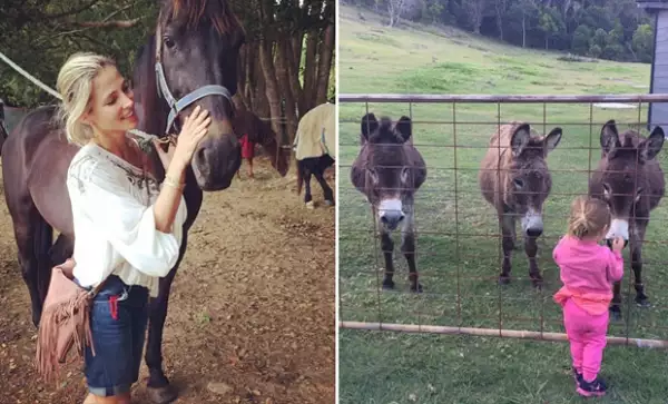 A Elsa le gusta cabalgar y al parecer a la pequeña India también le gustan los caballos.