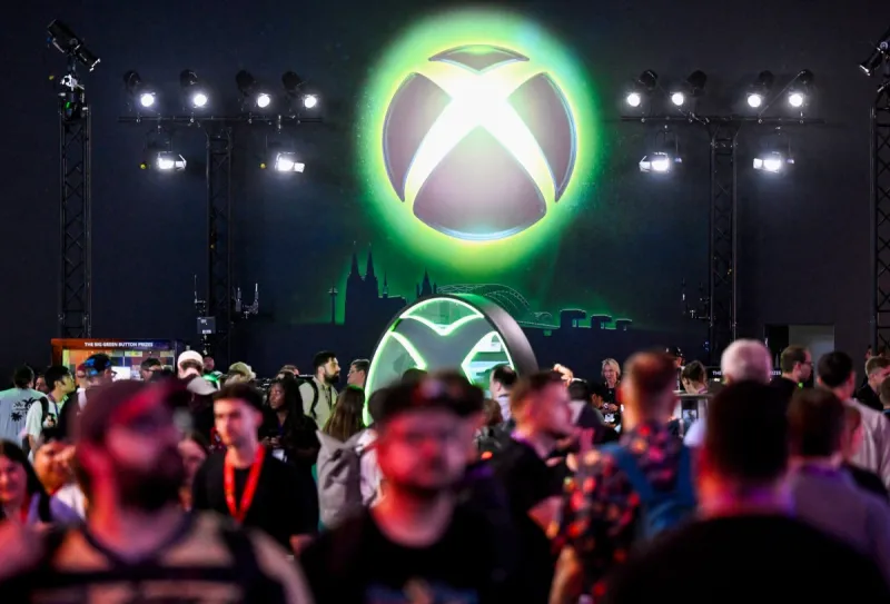 Jugadores caminan en frente de un logo de Xbox en el booth de la marca en la edición 2026 de Gamescom, en Colonia, Alemania.