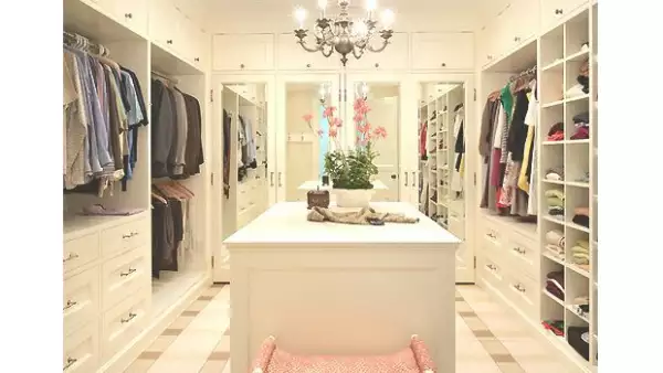 Mientras esperamos el día en que tengamos nuestro walk-in clóset como el de Carrie Bradshaw, te enseñamos pequeños trucos que harán grandes cambios en un espacio reducido.
