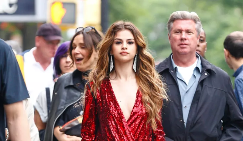 La estrella pop de 23 años acaparó las miradas durante un photoshoot en las calles de la Gran Manzana donde no usó uno, sino dos vestidos super sexys.