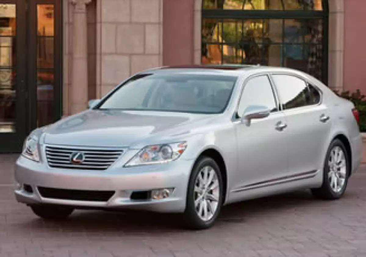 La mejor opción para gastar dinero en un automóvil de lujo, es el Lexus 460L, aseguran los expertos. (Foto: CNNMoney.com)